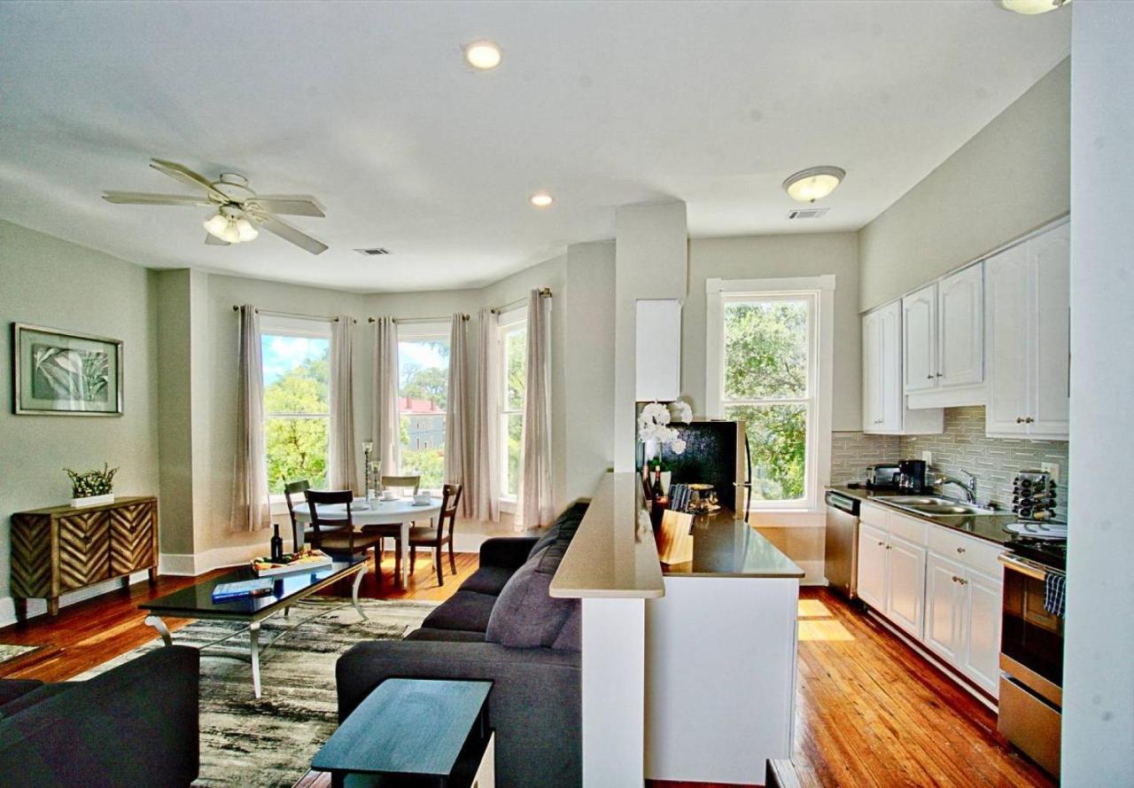 2 Bedroom Renovated Townhouse In Downtown Savannah Exterior foto
