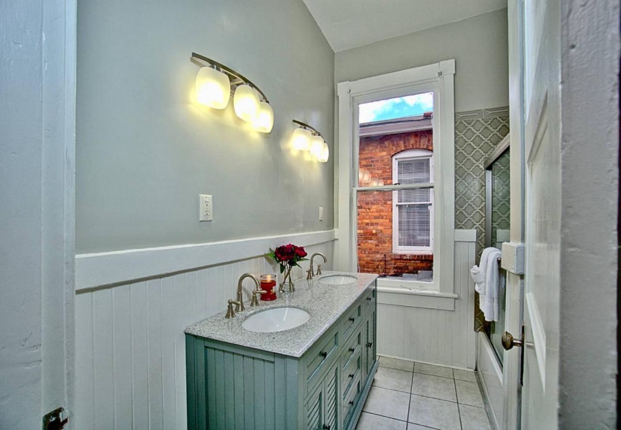 2 Bedroom Renovated Townhouse In Downtown Savannah Exterior foto