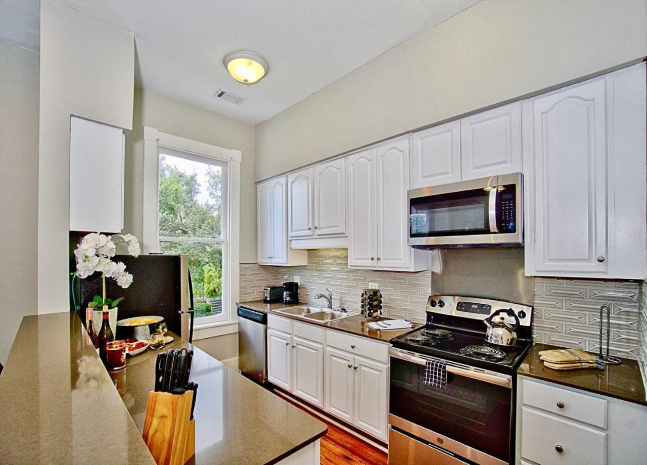 2 Bedroom Renovated Townhouse In Downtown Savannah Exterior foto