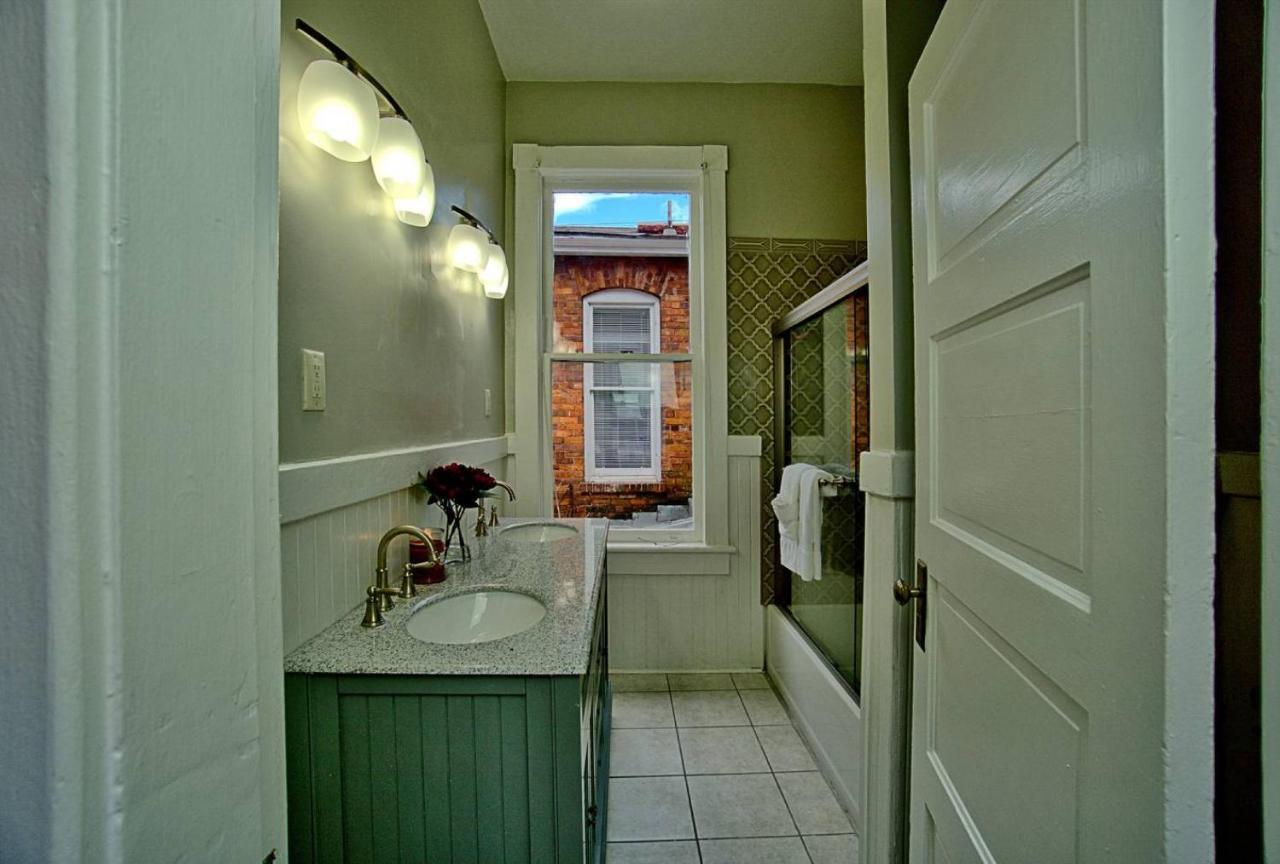 2 Bedroom Renovated Townhouse In Downtown Savannah Exterior foto
